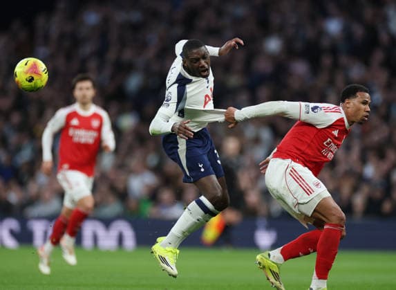 Premier League football, Tottenham v Arsenal Premier League football, The Tottenham Hotspurs Stadium, Tottenham, London, UK. 22.02.2026 Tottenham v Arsenal. Pic shows Arsenals Gabriel and Kolo Muani Photographs by Marc Aspland for The Times & Sunday Times  Copyright: xMarcxAsplandxforxThexTimesx&xSunx NINTCHDBPICT001061344736