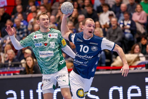 22.02.2026, Handball, HBL, Bergischer HC - Füchse Berlin, Mitsubishi Electric HALLE Düsseldorf: Fynn Hangstein (BHC 10) im Zweikampf gegen Mathias Gidsel (Füchse Berlin 19) Nordrhein-Westfalen Deutschland