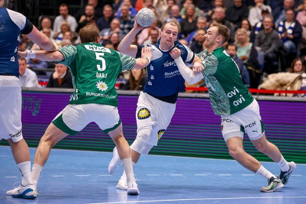 22.02.2026, Handball, HBL, Bergischer HC - Füchse Berlin, Mitsubishi Electric HALLE Düsseldorf: Max Darj (Füchse Berlin 05) und Mathias Gidsel (Füchse Berlin 19) im Zweikampf gegen Fynn Hangstein (BHC 10) Nordrhein-Westfalen Deutschland