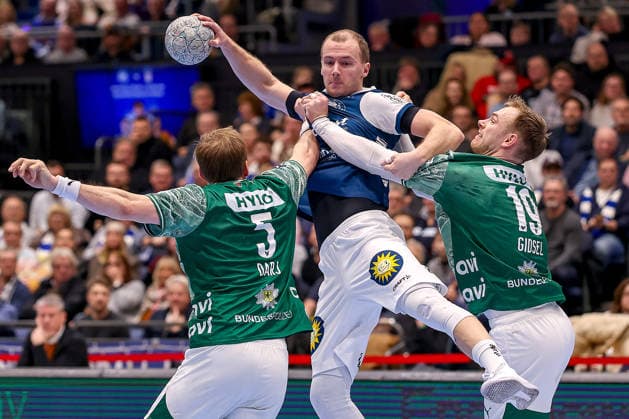 22.02.2026, Handball, HBL, Bergischer HC - Füchse Berlin, Mitsubishi Electric HALLE Düsseldorf: Max Darj (Füchse Berlin 05) und Mathias Gidsel (Füchse Berlin 19) im Zweikampf gegen Fynn Hangstein (BHC 10) Nordrhein-Westfalen Deutschland