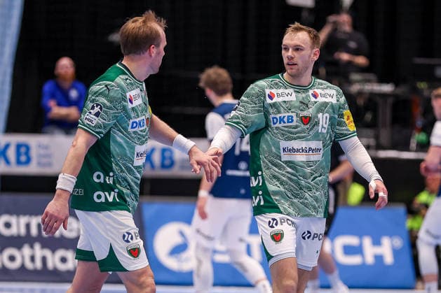 22.02.2026, Handball, HBL, Bergischer HC - Füchse Berlin, Mitsubishi Electric HALLE Düsseldorf: Max Darj (Füchse Berlin 05) klatscht sich mit Mathias Gidsel (Füchse Berlin 19) ab Nordrhein-Westfalen Deutschland