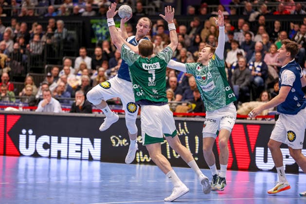 22.02.2026, Handball, HBL, Bergischer HC - Füchse Berlin, Mitsubishi Electric HALLE Düsseldorf: Fynn Hangstein (BHC 10) im Zweikampf gegen Max Darj (Füchse Berlin 05) Mathias Gidsel (Füchse Berlin 19) Nordrhein-Westfalen Deutschland