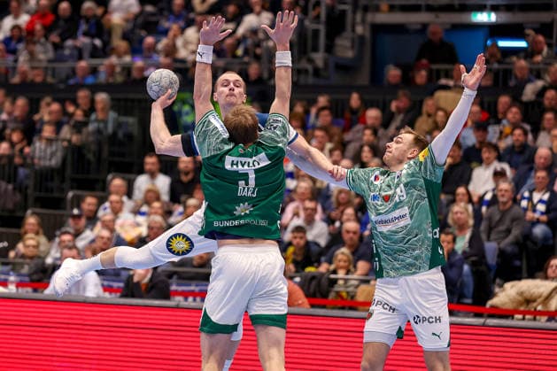 22.02.2026, Handball, HBL, Bergischer HC - Füchse Berlin, Mitsubishi Electric HALLE Düsseldorf: Fynn Hangstein (BHC 10) im Zweikampf gegen Max Darj (Füchse Berlin 05) Mathias Gidsel (Füchse Berlin 19) Nordrhein-Westfalen Deutschland