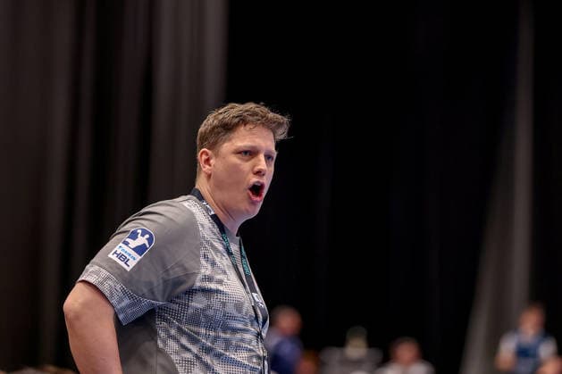 22.02.2026, Handball, HBL, Bergischer HC - Füchse Berlin, Mitsubishi Electric HALLE Düsseldorf: Nicolej Krickau (Füchse Berlin hc) gestikulierend am Spielfeldrand Nordrhein-Westfalen Deutschland