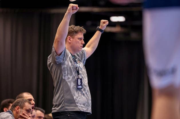 22.02.2026, Handball, HBL, Bergischer HC - Füchse Berlin, Mitsubishi Electric HALLE Düsseldorf: Nicolej Krickau (Füchse Berlin hc) gestikulierend am Spielfeldrand Nordrhein-Westfalen Deutschland