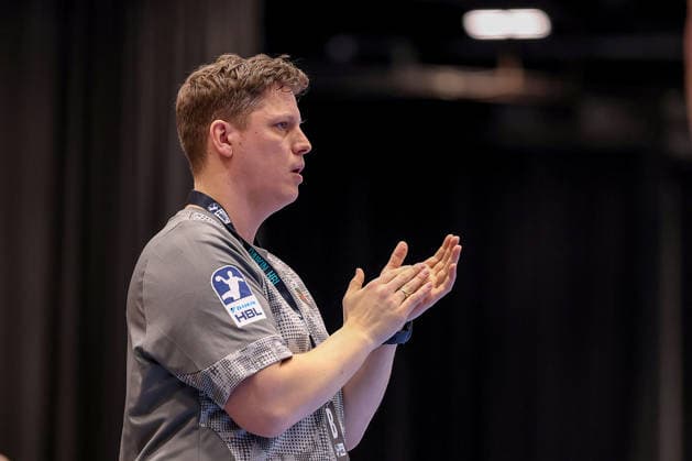22.02.2026, Handball, HBL, Bergischer HC - Füchse Berlin, Mitsubishi Electric HALLE Düsseldorf: Nicolej Krickau (Füchse Berlin hc) gestikulierend am Spielfeldrand Nordrhein-Westfalen Deutschland