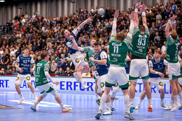 22.02.2026, Handball, HBL, Bergischer HC - Füchse Berlin, Mitsubishi Electric HALLE Düsseldorf: Johannes Wasielewski (BHC 77) wirft den Ball auf das Tor über die Mauer von Lasse Andersson (Füchse Berlin 11) Mijajlo Marsenic (Füchse Berlin 93) Max Darj (Füchse Berlin 05) Nordrhein-Westfalen Deutschland