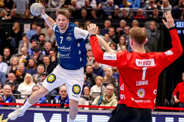 22.02.2026, Handball, HBL, Bergischer HC - Füchse Berlin, Mitsubishi Electric HALLE Düsseldorf: Lukas Becher (BHC 07) wirft den Ball auf das Tor von Lasse Ludwig (Füchse Berlin 01) Nordrhein-Westfalen Deutschland