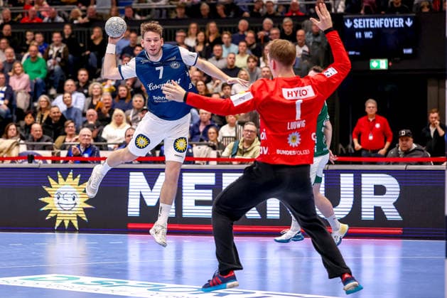 22.02.2026, Handball, HBL, Bergischer HC - Füchse Berlin, Mitsubishi Electric HALLE Düsseldorf: Lukas Becher (BHC 07) wirft den Ball auf das Tor von Lasse Ludwig (Füchse Berlin 01) Nordrhein-Westfalen Deutschland