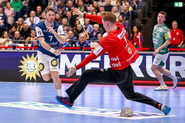 22.02.2026, Handball, HBL, Bergischer HC - Füchse Berlin, Mitsubishi Electric HALLE Düsseldorf: Lukas Becher (BHC 07) wirft den Ball auf das Tor von Lasse Ludwig (Füchse Berlin 01) Nordrhein-Westfalen Deutschland