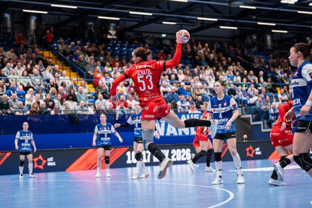 HSG Blomberg-Lippe (GER) vs. MOL Esztergom (HUN), Handball, EHF European League Women, Gruppenphase, 22.2.2026, Saision 2025 2026, Lemgo Natalie Schatzl (MOL Esztergom, 53) im Torwurf Lemgo Phoenix Contact Arena Deutschland