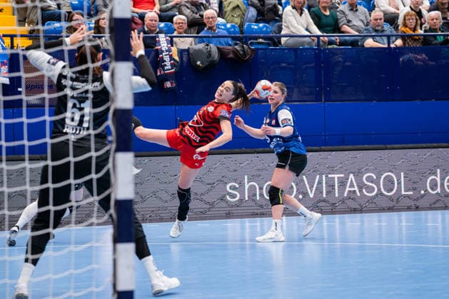 HSG Blomberg-Lippe (GER) vs. MOL Esztergom (HUN), Handball, EHF European League Women, Gruppenphase, 22.2.2026, Saision 2025 2026, Lemgo Borbala Ballai (MOL Esztergom, 13) im Torwurf Lemgo Phoenix Contact Arena Deutschland