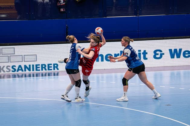 HSG Blomberg-Lippe (GER) vs. MOL Esztergom (HUN), Handball, EHF European League Women, Gruppenphase, 22.2.2026, Saision 2025 2026, Lemgo Fanni Horvath (MOL Esztergom, 08) im Torwurf Lemgo Phoenix Contact Arena Deutschland