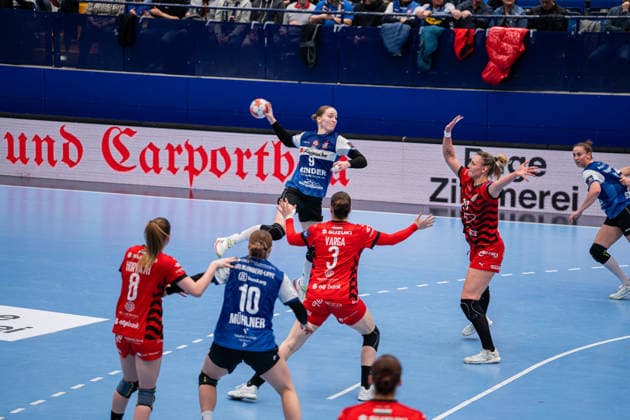 HSG Blomberg-Lippe (GER) vs. MOL Esztergom (HUN), Handball, EHF European League Women, Gruppenphase, 22.2.2026, Saision 2025 2026, Lemgo Nieke Kuehne (HSG Blomberg-Lippe, 09) im Torwurf Lemgo Phoenix Contact Arena Deutschland