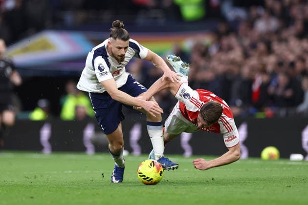 Tottenham Hotspur v Arsenal 22 February 2026, London - Premier League Football - Tottenham Hotspur v Arsenal - Radu Dragusin of Tottenham Hotspur and Viktor Gyokeres of Arsenal - Photo: Jacques Feeney Offside. London UK Copyright: xJacquesxFeeneyx xOffsidexOffside