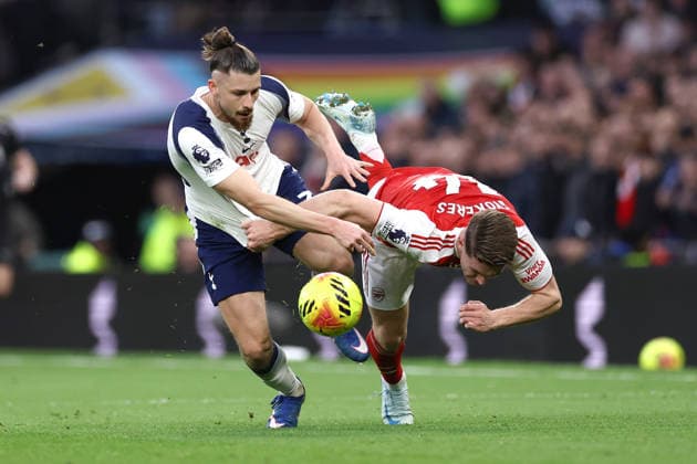 Tottenham Hotspur v Arsenal 22 February 2026, London - Premier League Football - Tottenham Hotspur v Arsenal - Radu Dragusin of Tottenham Hotspur and Viktor Gyokeres of Arsenal - Photo: Jacques Feeney Offside. London UK Copyright: xJacquesxFeeneyx xOffsidexOffside