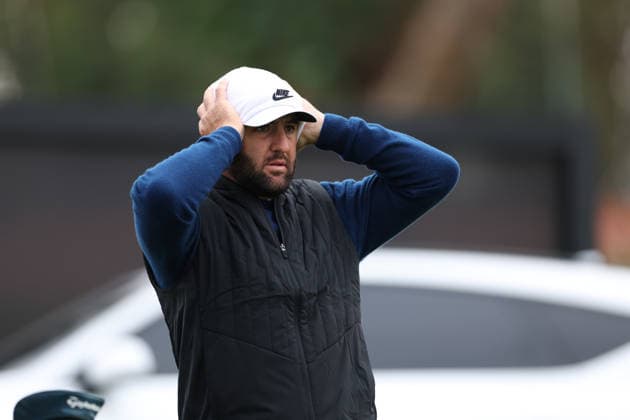 February 22, 2026, Pacific Palisades, California, USA: SCOTTIE SCHEFFLER adjusts his headwear while waiting to tee off on the 14th hole during the first round of the Genesis Invitational at the Riviera Country club in Pacific Palisades, California. Pacific Palisades USA - ZUMAt158 20260222_zsp_t158_058 Copyright: xBrentonxTsex