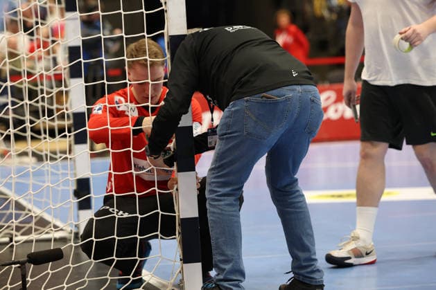 GER, 1.DAIKIN HBL, Bergischer HC vs. Fuechse Berlin 22.02.2026, Mitsubishi Electric HALLE, Duesseldorf, GER, 1.DAIKIN HBL, Bergischer HC vs. Fuechse Berlin , im Bild: das netz im Tor muss neu befestigt werden Lasse Ludwig (Fuechse Berlin 1),