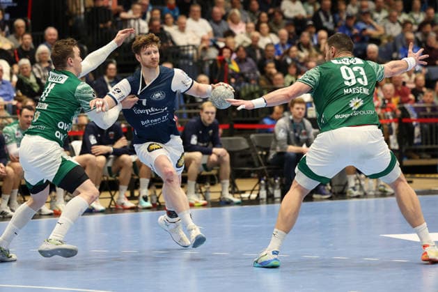 GER, 1.DAIKIN HBL, Bergischer HC vs. Fuechse Berlin 22.02.2026, Mitsubishi Electric HALLE, Duesseldorf, GER, 1.DAIKIN HBL, Bergischer HC vs. Fuechse Berlin , im Bild: Johannes Wasielewski (BHC 77), im Zweikampf gegen Lasse Andersson (Fuechse Berlin 11), Mijajlo Marsenić (Fuechse Berlin 93),