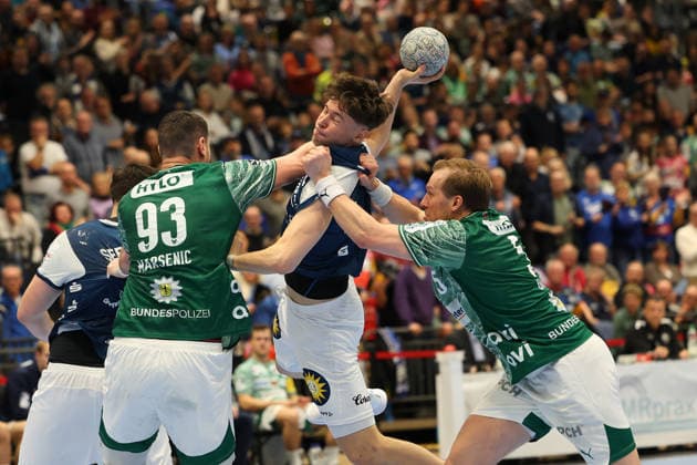 GER, 1.DAIKIN HBL, Bergischer HC vs. Fuechse Berlin 22.02.2026, Mitsubishi Electric HALLE, Duesseldorf, GER, 1.DAIKIN HBL, Bergischer HC vs. Fuechse Berlin , im Bild: Soeren Steinhaus (BHC 53), im Zweikampf gegen Mijajlo Marsenić (Fuechse Berlin 93), Max Darj (Fuechse Berlin 5),