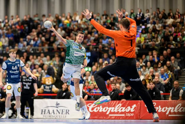 v.l. Tim FREIHOEFER (Freihöfer) (B), Torwart Christopher RUDECK (BHC) Wurf, Aktion, Handball 1. Bundesliga, 22.Spieltag, Bergischer HC (BHC) - Füchse Berlin (B), am 22.02.2026 in Düsseldorf Deutschland. Mitsubishi Electric Halle
