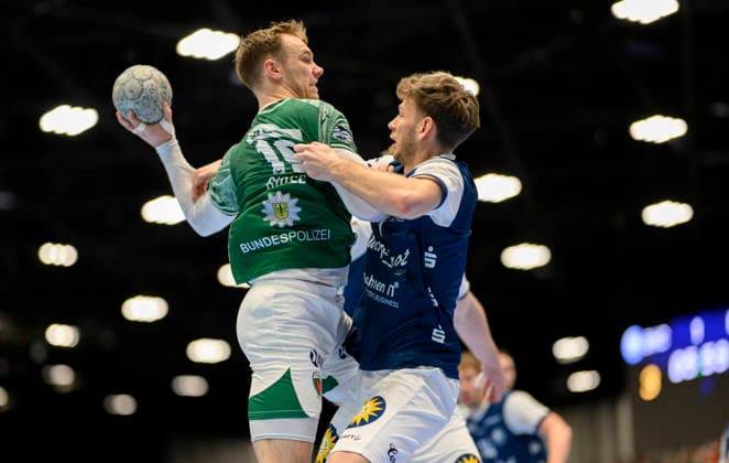 v.l. Mathias GIDSEL (B), Lukas Becher (BHC), Zweikampf, Aktion, Handball 1. Bundesliga, 22.Spieltag, Bergischer HC (BHC) - Füchse Berlin (B), am 22.02.2026 in Düsseldorf Deutschland. Mitsubishi Electric Halle
