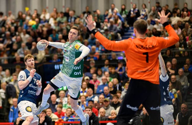 v.l. Lasse ANDERSSON (B), Torwart Christopher RUDECK (BHC) Wurf, Aktion, Handball 1. Bundesliga, 22.Spieltag, Bergischer HC (BHC) - Füchse Berlin (B), am 22.02.2026 in Düsseldorf Deutschland. Mitsubishi Electric Halle