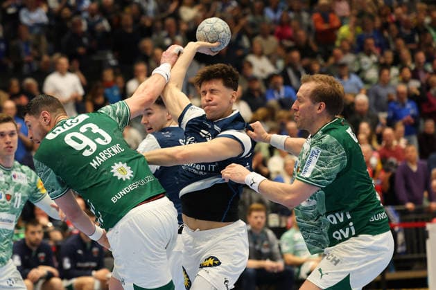 GER, 1.DAIKIN HBL, Bergischer HC vs. Fuechse Berlin 22.02.2026, Mitsubishi Electric HALLE, Duesseldorf, GER, 1.DAIKIN HBL, Bergischer HC vs. Fuechse Berlin , im Bild: Soeren Steinhaus (BHC 53), im Zweikampf gegen Mijajlo Marsenić (Fuechse Berlin 93), Max Darj (Fuechse Berlin 5),