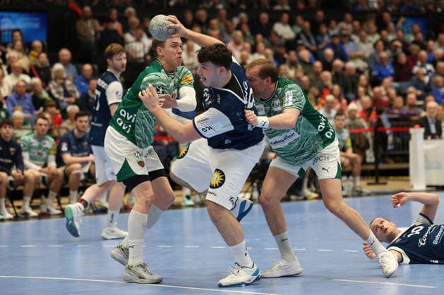 GER, 1.DAIKIN HBL, Bergischer HC vs. Fuechse Berlin 22.02.2026, Mitsubishi Electric HALLE, Duesseldorf, GER, 1.DAIKIN HBL, Bergischer HC vs. Fuechse Berlin , im Bild: Aron Seesing (BHC 49), im Zweikampf gegen Max Darj (Fuechse Berlin 5),