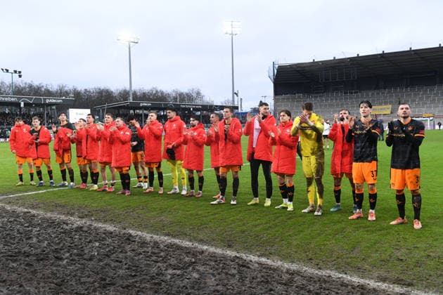 Fußball 2. Bundesliga 23. Spieltag SC Preußen Münster - 1. FC Kaiserslautern am 22.02.2026 im LVM-Preußenstadion in Münster Spieler des 1. FC Kaiserslautern feiern mit ihren Fans den Auswärtssieg DFL regulations prohibit any use of photographs as image sequences and or quasi-video.