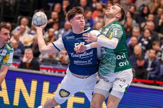 22.02.2026, Handball, HBL, Bergischer HC - Füchse Berlin, Mitsubishi Electric HALLE Düsseldorf: Soeren Steinhaus (BHC 53) wirft den Ball auf das Tor im Zweikampf gegen Mathias Gidsel (Füchse Berlin 19) Nordrhein-Westfalen Deutschland
