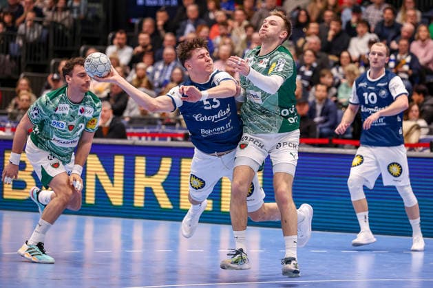 22.02.2026, Handball, HBL, Bergischer HC - Füchse Berlin, Mitsubishi Electric HALLE Düsseldorf: Soeren Steinhaus (BHC 53) wirft den Ball auf das Tor im Zweikampf gegen Mathias Gidsel (Füchse Berlin 19) Nordrhein-Westfalen Deutschland