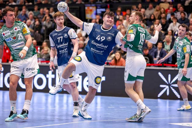 22.02.2026, Handball, HBL, Bergischer HC - Füchse Berlin, Mitsubishi Electric HALLE Düsseldorf: Aron Seesing (BHC 49) wirft den Ball auf das Tor im Zweikampf gegen Mathias Gidsel (Füchse Berlin 19) Nordrhein-Westfalen Deutschland