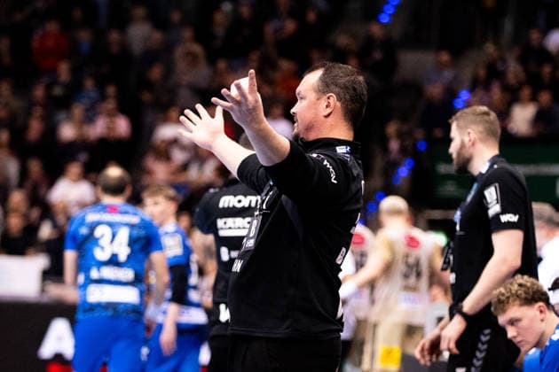 Misha Kaufmann, (TVB Stuttgart, Trainer Coach) applaudiert schon TVB Stuttgart vs. TSV Hannover Burgdorf, DAIKIN Handballbundesliga, 22. Spieltag, Saison 2025 2026, 22.02.2026 Eibner-Pressefoto Andreas Ulmer TVB Stuttgart vs. TSV Hannover Burgdorf, DAIKIN Handballbundesliga, 22. Spieltag, Saison 2025 2026, 22.02.2026 Stuttgart Copyright: xEibner-Pressefoto AndreasxUlmerx EP_AUR