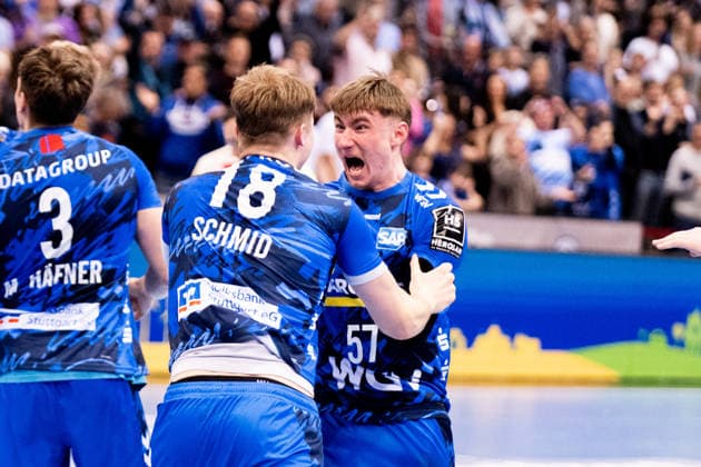 Jubelbilder TVB Stuttgart, nach dem Sieg , hier Jakob Nigg, (TVB Stuttgart, 57), ujnd Linus Schmid, (TVB Stuttgart, 18), TVB Stuttgart vs. TSV Hannover Burgdorf, DAIKIN Handballbundesliga, 22. Spieltag, Saison 2025 2026, 22.02.2026 Eibner-Pressefoto Andreas Ulmer TVB Stuttgart vs. TSV Hannover Burgdorf, DAIKIN Handballbundesliga, 22. Spieltag, Saison 2025 2026, 22.02.2026 Stuttgart Copyright: xEibner-Pressefoto AndreasxUlmerx EP_AUR