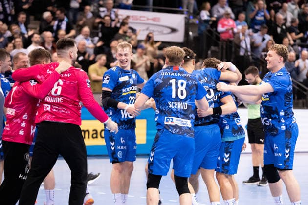 Jubelbilder TVB Stuttgart, nach dem Sieg TVB Stuttgart vs. TSV Hannover Burgdorf, DAIKIN Handballbundesliga, 22. Spieltag, Saison 2025 2026, 22.02.2026 Eibner-Pressefoto Andreas Ulmer TVB Stuttgart vs. TSV Hannover Burgdorf, DAIKIN Handballbundesliga, 22. Spieltag, Saison 2025 2026, 22.02.2026 Stuttgart Copyright: xEibner-Pressefoto AndreasxUlmerx EP_AUR