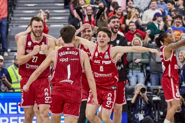 Deutsche Basketball Liga BBL Pokal, BMA365 Bamberg BASKETS vs ALBA Berlin, Berlin ALBA, Bamberg BMA365 BASKETS, 2026-02-22 in München (SAP Garden) Gamechanger? ENSMINGER Zachary (BMA365 Bamberg BASKETS Point Guard (PG) Nr1-BAM1), PETKOVIC Adrian (BMA365 Bamberg BASKETS Point Guard (PG) Nr15-BAM15) sportworld München SAP Garden Bayern Deutschland