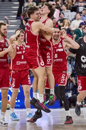 Deutsche Basketball Liga BBL Pokal, BMA365 Bamberg BASKETS vs ALBA Berlin, Berlin ALBA, Bamberg BMA365 BASKETS, 2026-02-22 in München (SAP Garden) Gamechanger? ENSMINGER Zachary (BMA365 Bamberg BASKETS Point Guard (PG) Nr1-BAM1), PETKOVIC Adrian (BMA365 Bamberg BASKETS Point Guard (PG) Nr15-BAM15) sportworld München SAP Garden Bayern Deutschland