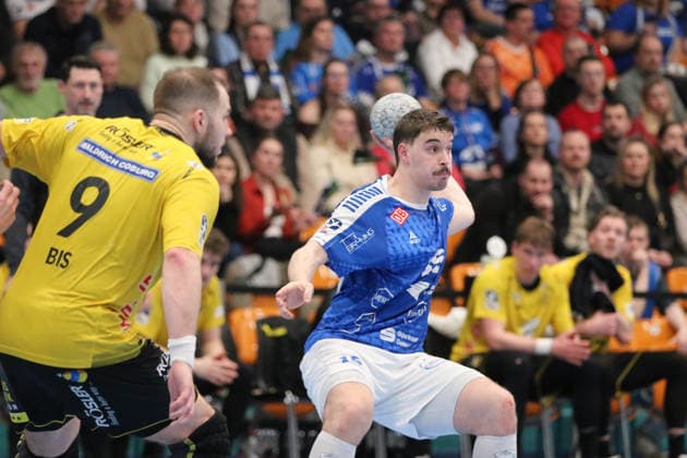 22.02.2026 Handball Herren 2025 2026 2. Handball-Bundesliga 20. Spieltag Dessau-Roßlauer HV 06 - HSC 2000 Coburg Anhalt Arena Dessau Marcel Nowak (Dessau, 15, blau) spielt einen Pass. Dessau-Roßlau Sachsen-Anhalt Deutschland