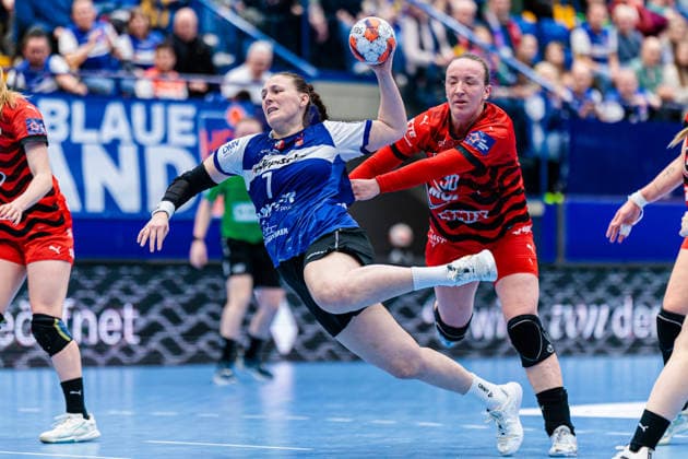v.l. Diana Magnusdottir (HSG Blomberg-Lippe, 07), Lea Farago (MOL Esztergom, 30) GER, HSG Blomberg-Lippe (GER) vs. MOL Esztergom (HUN), Handball, EHF European League Women, Gruppenphase, 22.02.2026 GER, HSG Blomberg-Lippe (GER) vs. MOL Esztergom (HUN), Handball, EHF European League Women, Gruppenphase, 22.02.2026 Lemgo Copyright: xEibner-Pressefoto JanxRollingerx EP_JSK