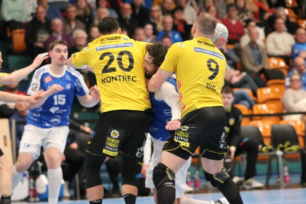 22.02.2026 Handball Herren 2025 2026 2. Handball-Bundesliga 20. Spieltag Dessau-Roßlauer HV 06 - HSC 2000 Coburg Anhalt Arena Dessau Jakub Powarzynski (Dessau, 14, blau) wird von Tin Kontrec (Coburg, 20, gelb) und Bartlomiej Bis (Coburg, 9, gelb) geblockt. Dessau-Roßlau Sachsen-Anhalt Deutschland