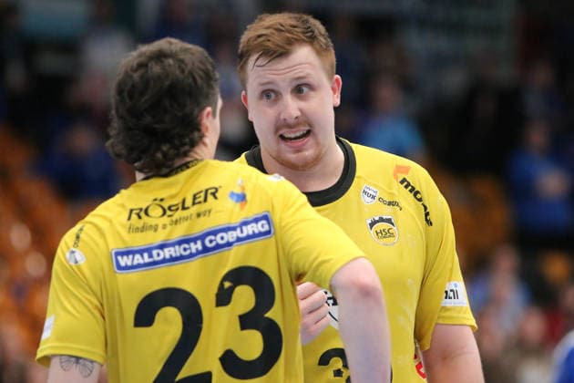 22.02.2026 Handball Herren 2025 2026 2. Handball-Bundesliga 20. Spieltag Dessau-Roßlauer HV 06 - HSC 2000 Coburg Anhalt Arena Dessau Nils Röller (Coburg, 30, gelb) und Jannes Krone (Coburg, 23, gelb) sprechen sich ab. Dessau-Roßlau Sachsen-Anhalt Deutschland