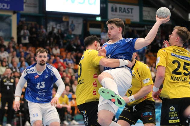 22.02.2026 Handball Herren 2025 2026 2. Handball-Bundesliga 20. Spieltag Dessau-Roßlauer HV 06 - HSC 2000 Coburg Anhalt Arena Dessau Marcel Nowak (Dessau, 15, blau) wird bei einem Wurf von Tin Kontrec (Coburg, 20, gelb) gehalten. Dessau-Roßlau Sachsen-Anhalt Deutschland