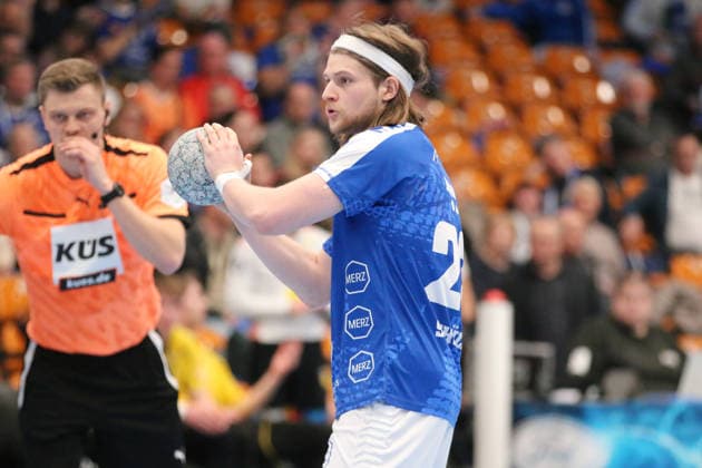 22.02.2026 Handball Herren 2025 2026 2. Handball-Bundesliga 20. Spieltag Dessau-Roßlauer HV 06 - HSC 2000 Coburg Anhalt Arena Dessau Mika Schüler (Dessau, 23, blau) vor einem Siebenmeter. Dessau-Roßlau Sachsen-Anhalt Deutschland