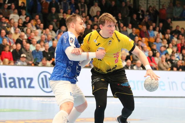 22.02.2026 Handball Herren 2025 2026 2. Handball-Bundesliga 20. Spieltag Dessau-Roßlauer HV 06 - HSC 2000 Coburg Anhalt Arena Dessau Janis Valkovskis (Coburg, 26, gelb) am Ball. Er wird von Valentin Neagu (Dessau, 13, blau) gehalten. Dessau-Roßlau Sachsen-Anhalt Deutschland