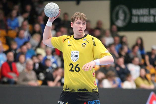 22.02.2026 Handball Herren 2025 2026 2. Handball-Bundesliga 20. Spieltag Dessau-Roßlauer HV 06 - HSC 2000 Coburg Anhalt Arena Dessau Janis Valkovskis (Coburg, 26, gelb) spielt einen Pass. Dessau-Roßlau Sachsen-Anhalt Deutschland