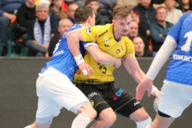 22.02.2026 Handball Herren 2025 2026 2. Handball-Bundesliga 20. Spieltag Dessau-Roßlauer HV 06 - HSC 2000 Coburg Anhalt Arena Dessau Jakob Knauer (Coburg, 25, gelb) wird von Fynn Gonschor (Dessau, 3, blau) gehalten. Dessau-Roßlau Sachsen-Anhalt Deutschland