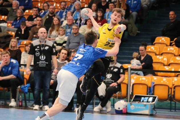 22.02.2026 Handball Herren 2025 2026 2. Handball-Bundesliga 20. Spieltag Dessau-Roßlauer HV 06 - HSC 2000 Coburg Anhalt Arena Dessau Marin Lisac (Coburg, 22, gelb) beim Wurf. Carl-Phillip Haake (Dessau, 7, blau) kann ihn nicht daran hindern. Dessau-Roßlau Sachsen-Anhalt Deutschland