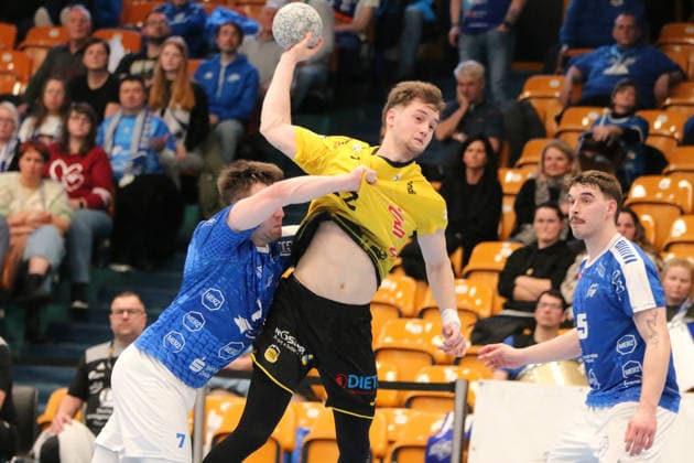 22.02.2026 Handball Herren 2025 2026 2. Handball-Bundesliga 20. Spieltag Dessau-Roßlauer HV 06 - HSC 2000 Coburg Anhalt Arena Dessau Marin Lisac (Coburg, 22, gelb) beim Wurf. Carl-Phillip Haake (Dessau, 7, blau) kann ihn nicht daran hindern. Dessau-Roßlau Sachsen-Anhalt Deutschland
