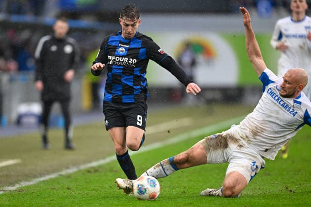 Paderborn, Home Deluxe Arena, 22.02.26, GER, Herren, 2.Bundesliga, Saison 2025-2026, SC Paderborn 07 - Hertha BSC Berlin Bild: v.li. im Zweikampf Nick BAETZNER (Paderborn) und Toni LEISTNER (Hertha BSC) DFL regulations prohibit any use of photographs as image sequences and or quasi-video. NRW Deutschland